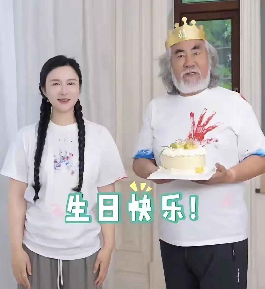 看张纪中过74岁生日真是太幸福了！这个老人就是老寿星张纪中导演，年轻的妻子给他