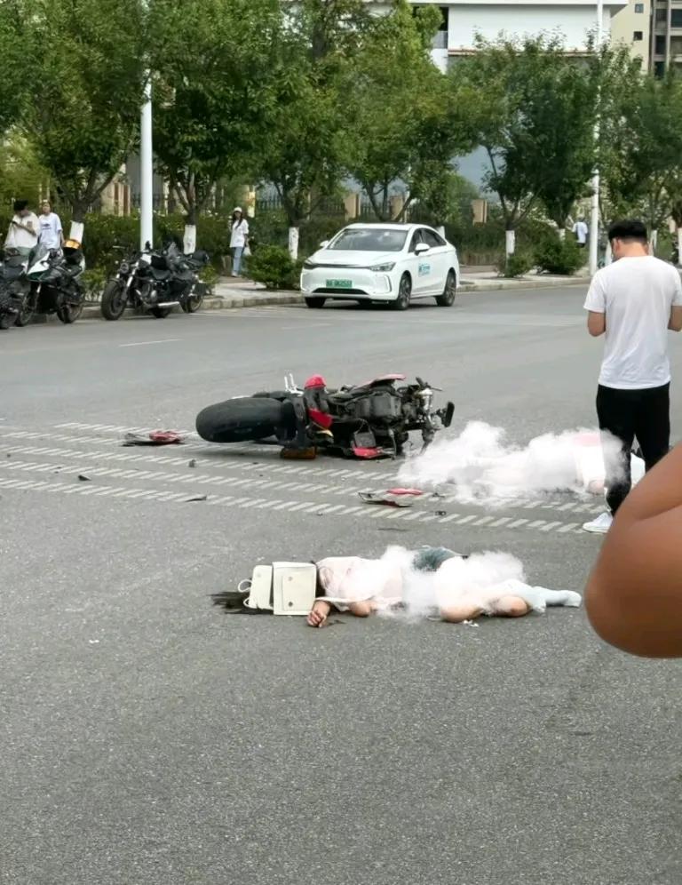 花季的女孩这些人就是以为很酷，实则要命，一般机车声音大，跑的都比较快还是安全最重