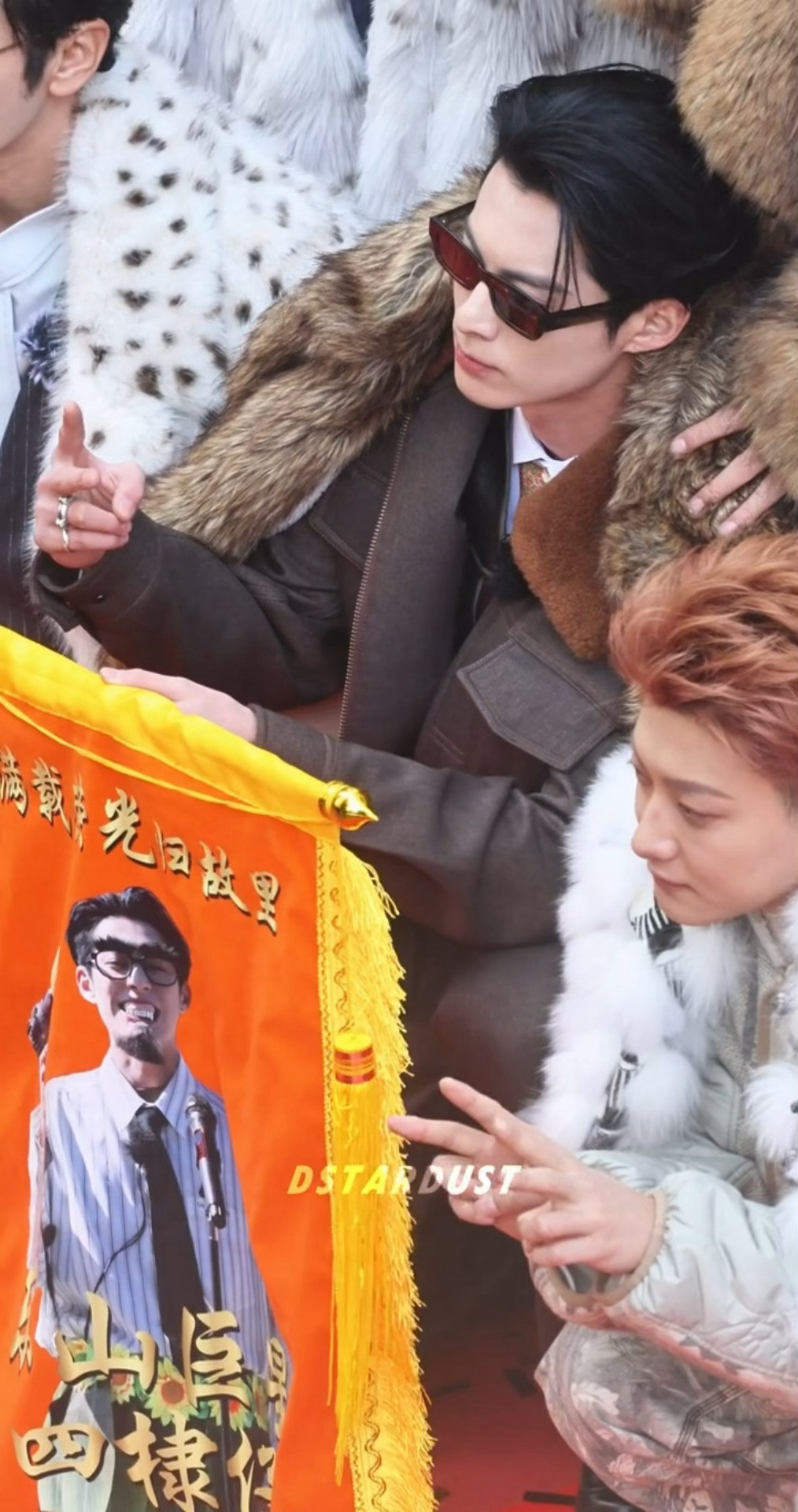 回家了就是好，还发锦旗！！后面楼里好多人拍我们乐山巨星哈哈哈哈哈王鹤棣乐山巨星锦