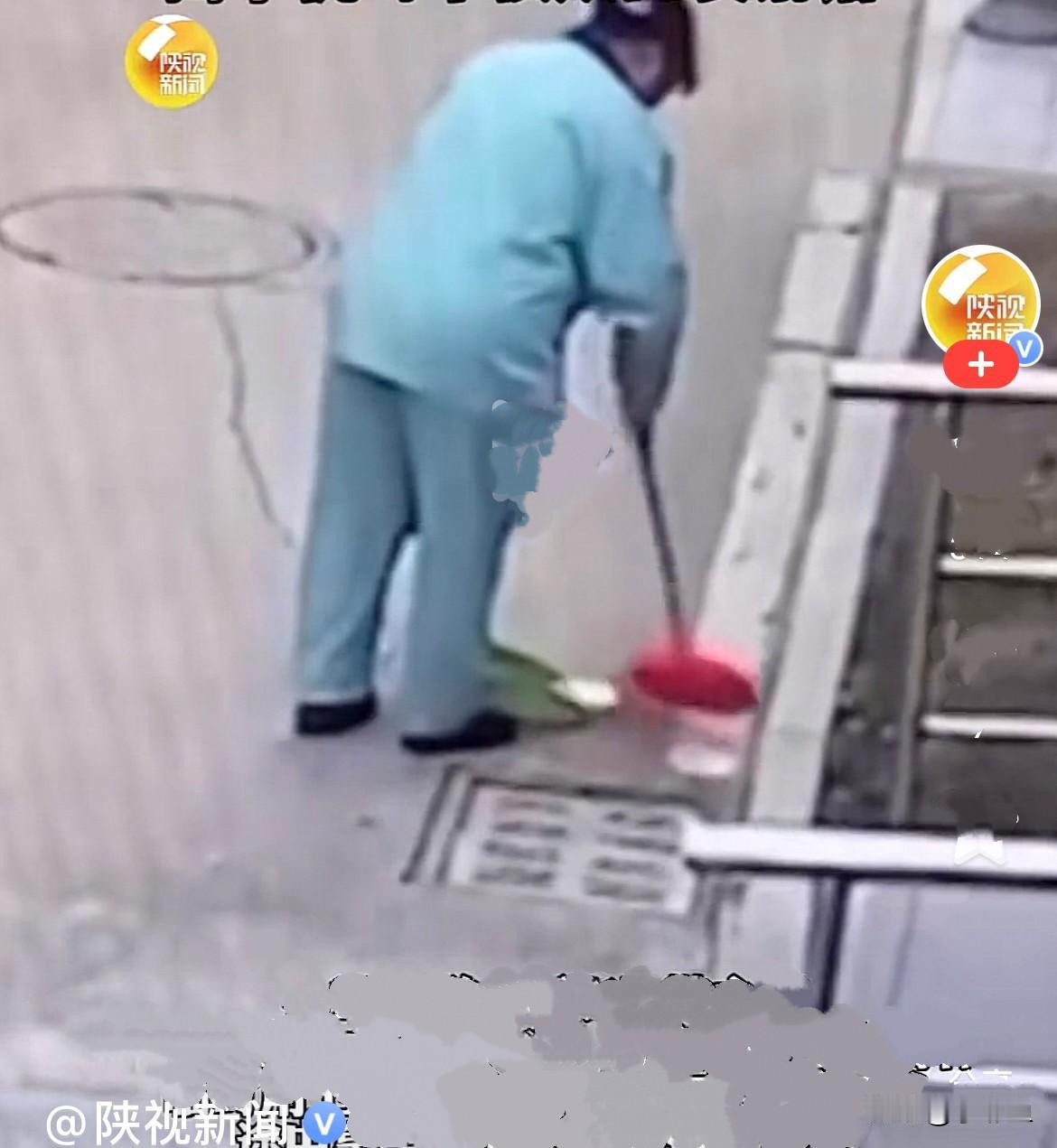 近日，江苏扬州的卜女士陪奶奶在一社区医院做身体检查，检查的时候奶奶把金戒指、金手