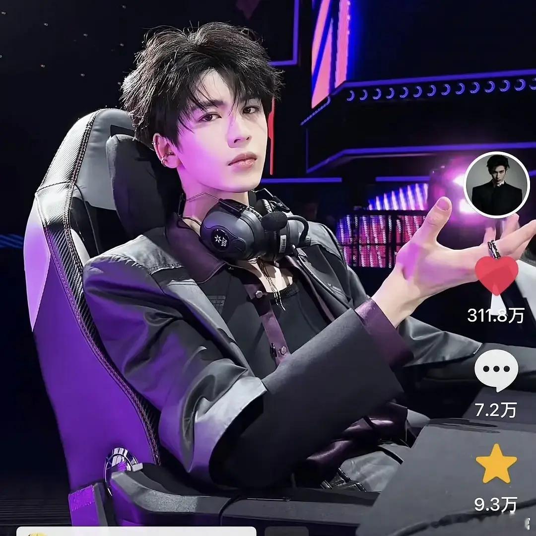 张凌赫不做表情挺帅的