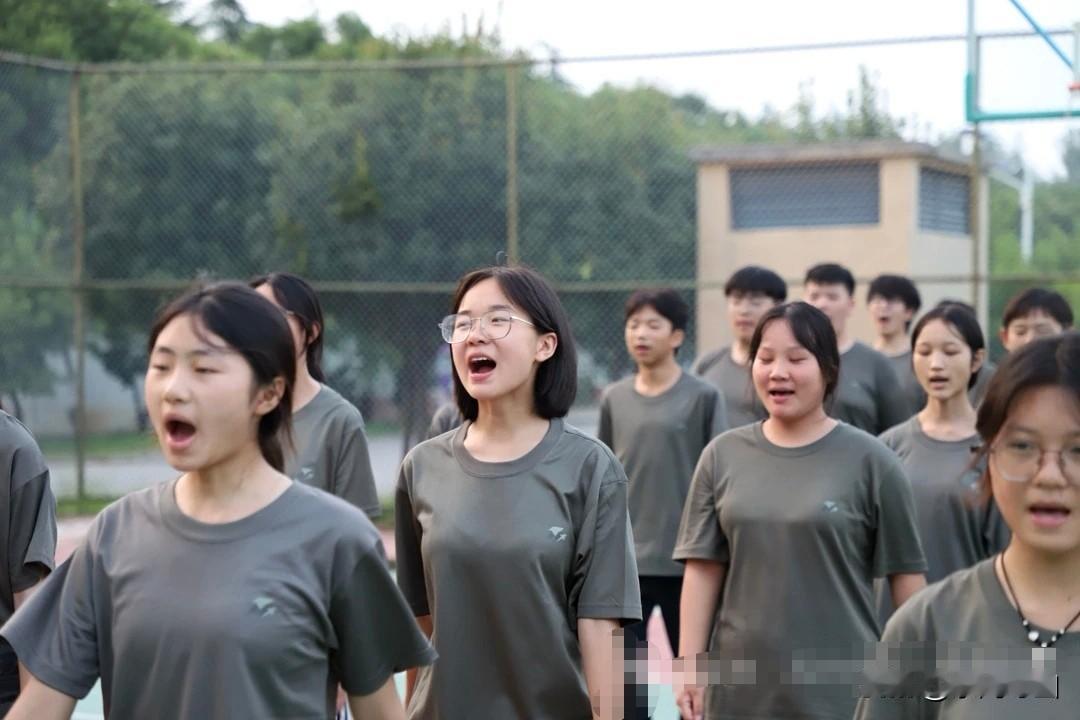 孩子高一入学考试，成绩875分。但到了高二，考试成绩直线下滑，平常只能考到5