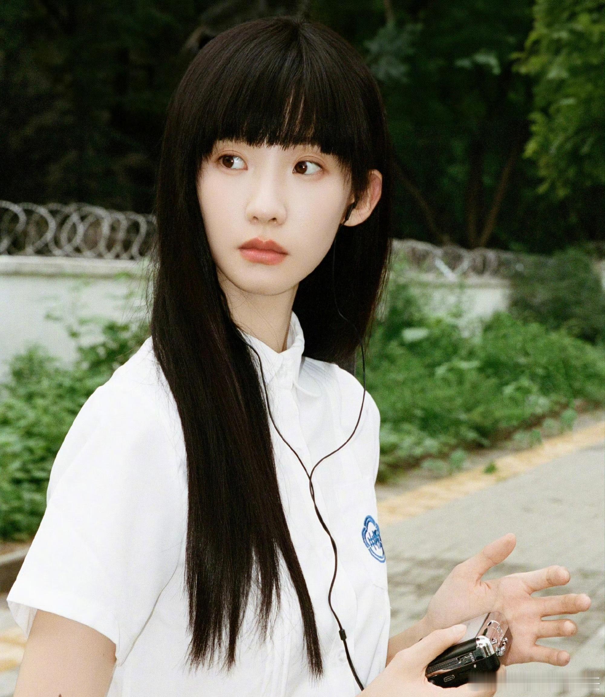 张艺凡这几张照片的青春感呼之欲出，是美丽清冷的学姐啊啊啊