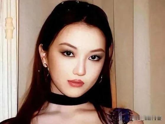 惊爆！王菲估计此刻内心五味杂陈，怎么也想不到，李嫣突然在社交平台发声了！现在的
