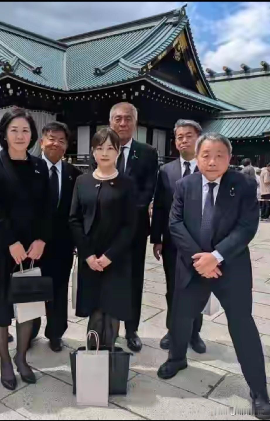 日本石平这合影发现一个细节，他缩紧藏头，收腹弯腰，还刻意跨步，所有人中只有石平不