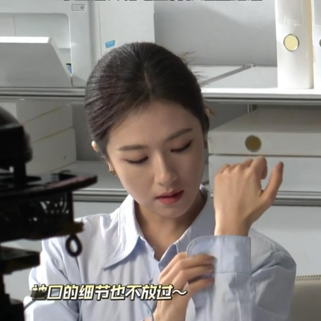 李兰迪发言我都有点智性恋了李兰迪大光明造型路透，清清爽爽的盘发好大气，高干文女主