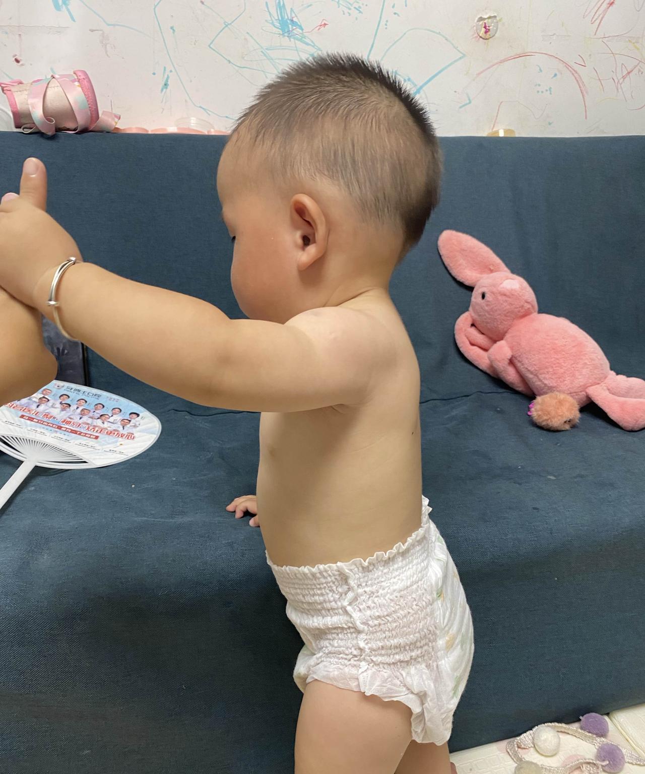 带娃以后才知道：1.男宝宝比女宝宝皮实。像我儿子摔好多次我抱起来哄一下就好了，