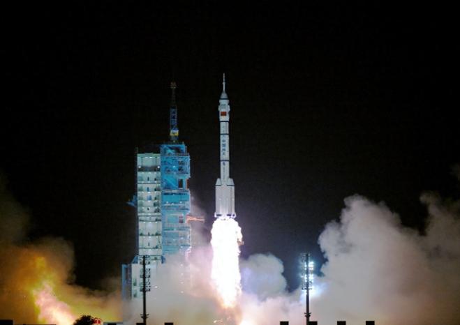 5月24日深夜，酒泉卫星发射中心的夜空被长征二号F遥二十三运载火箭的尾焰染成