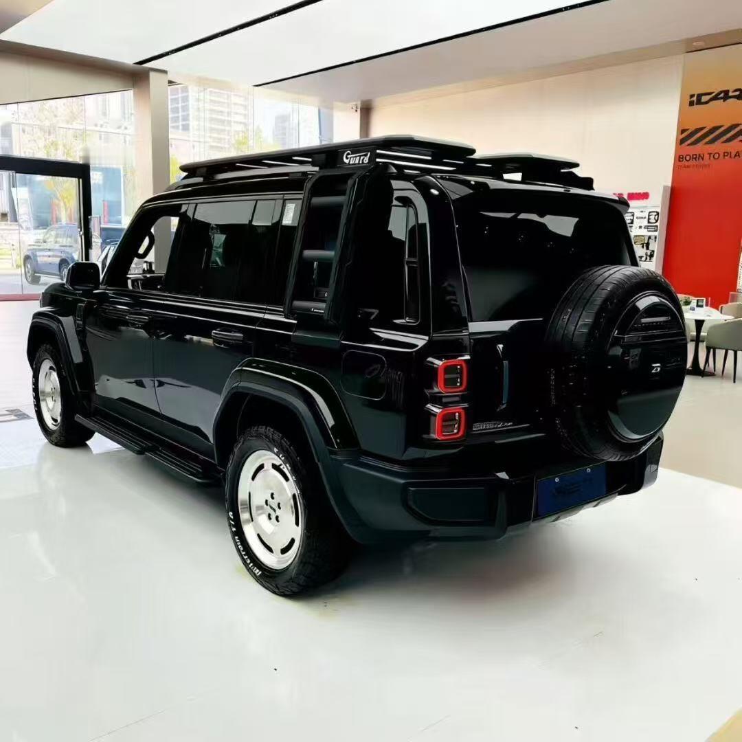 车里的语音助手反应特别快，能同时执行好几个指令，开关窗户、调空调一句话就搞定，很