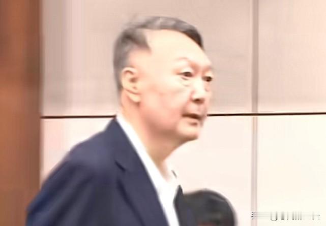 尹锡悦在当总统时也像极了普通的上班族，上班迟到被抓也是被批评的！尹锡悦最多时一