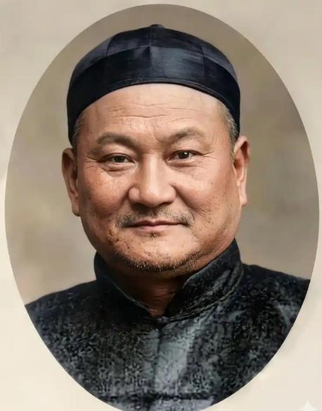 他是民国上海黑帮大佬，却有着惊人远见。抗战时期，他把15岁的儿子送到延安，也为自