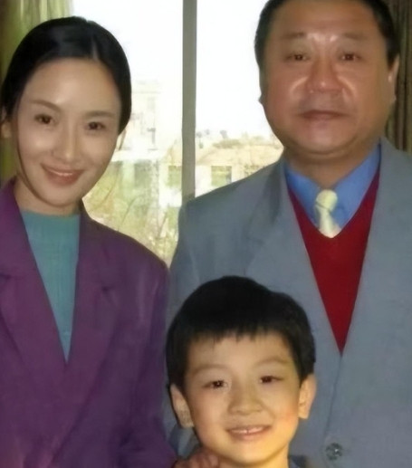 1988年，范伟和一个小护士去相亲，女方一言不发，筷子一下也没动，范伟一看又黄了