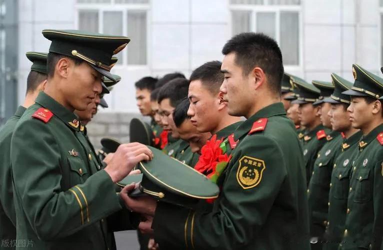 “退役”和“退伍”虽只差一字，却天差地别。退伍的义务兵，两年期满，部队叠好被子，