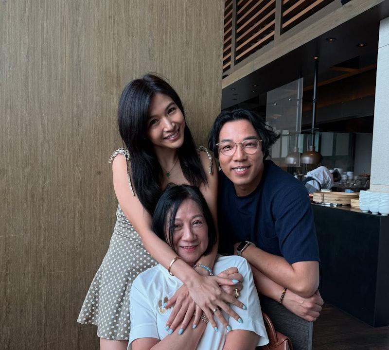 TVB处境喜剧《爱．回家之开心速递》，一班演员的角色，均是深入民心，虽然有艺人离
