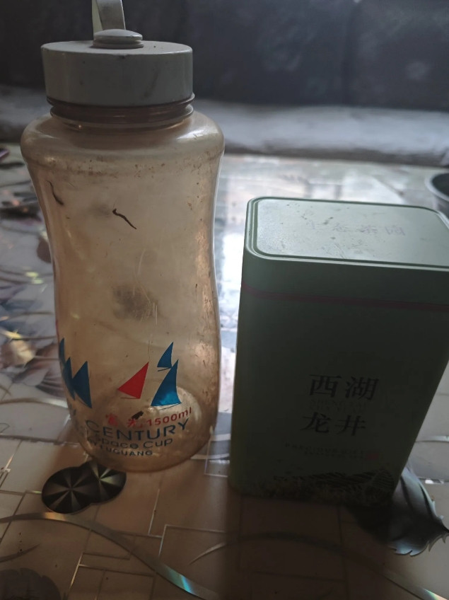 你发现没有常年在工地打工的男人每到夏天都会到附近超市买上一个较大的茶杯