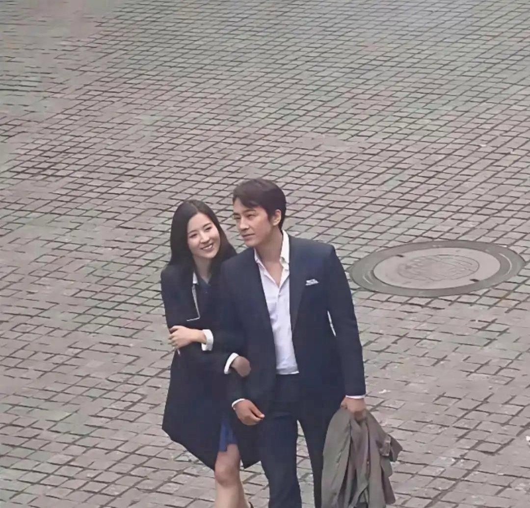 刘亦菲当年和韩国男朋友宋承宪在一起的时候真是亲密啊！​​​