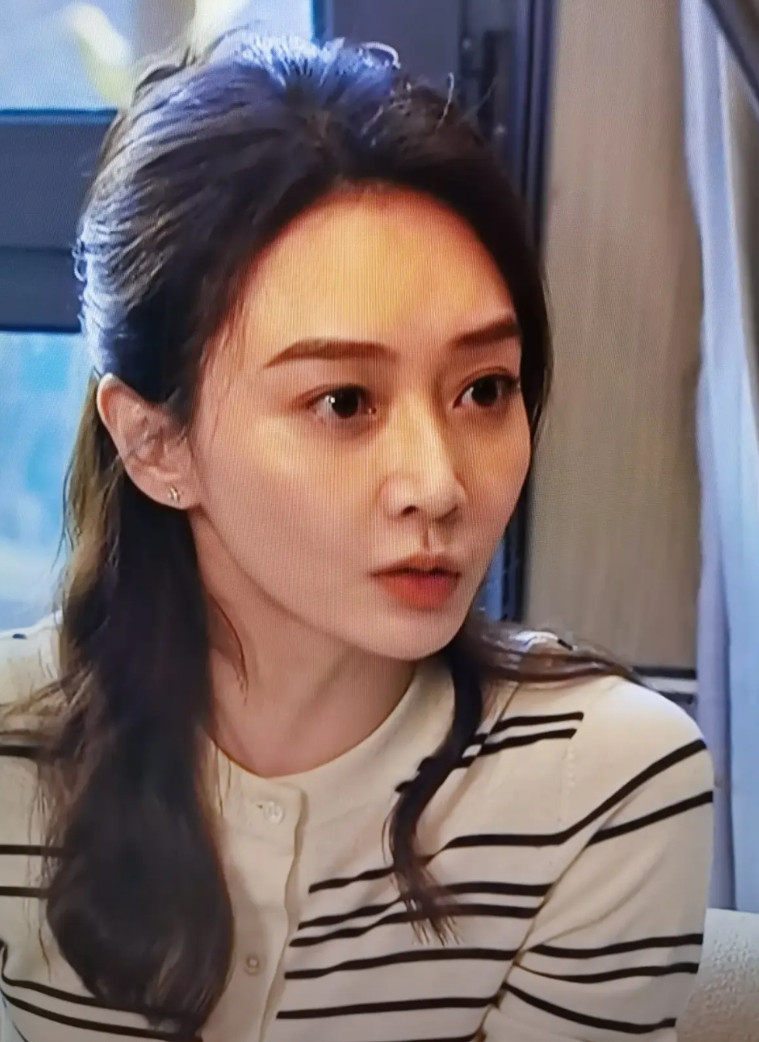 现在的女演员，都长一个样吗？在看《以法之名》，剧中角色：柳韵和李砚心，两位饰