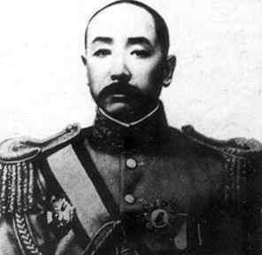 1923年，张作霖微服逛奉天集市，遇小混混拦路索费，他打趣反问“敢收我的钱？”