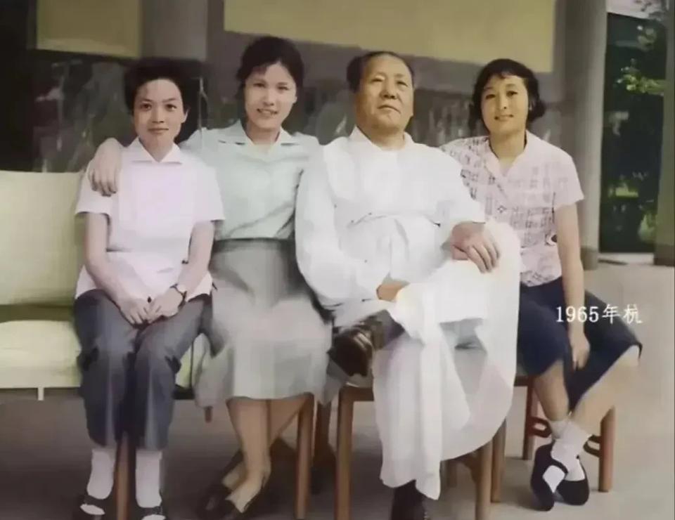 主席的这张照片拍摄于1965年的杭州，考察期间，工作人员要求和主席合影留念，他老