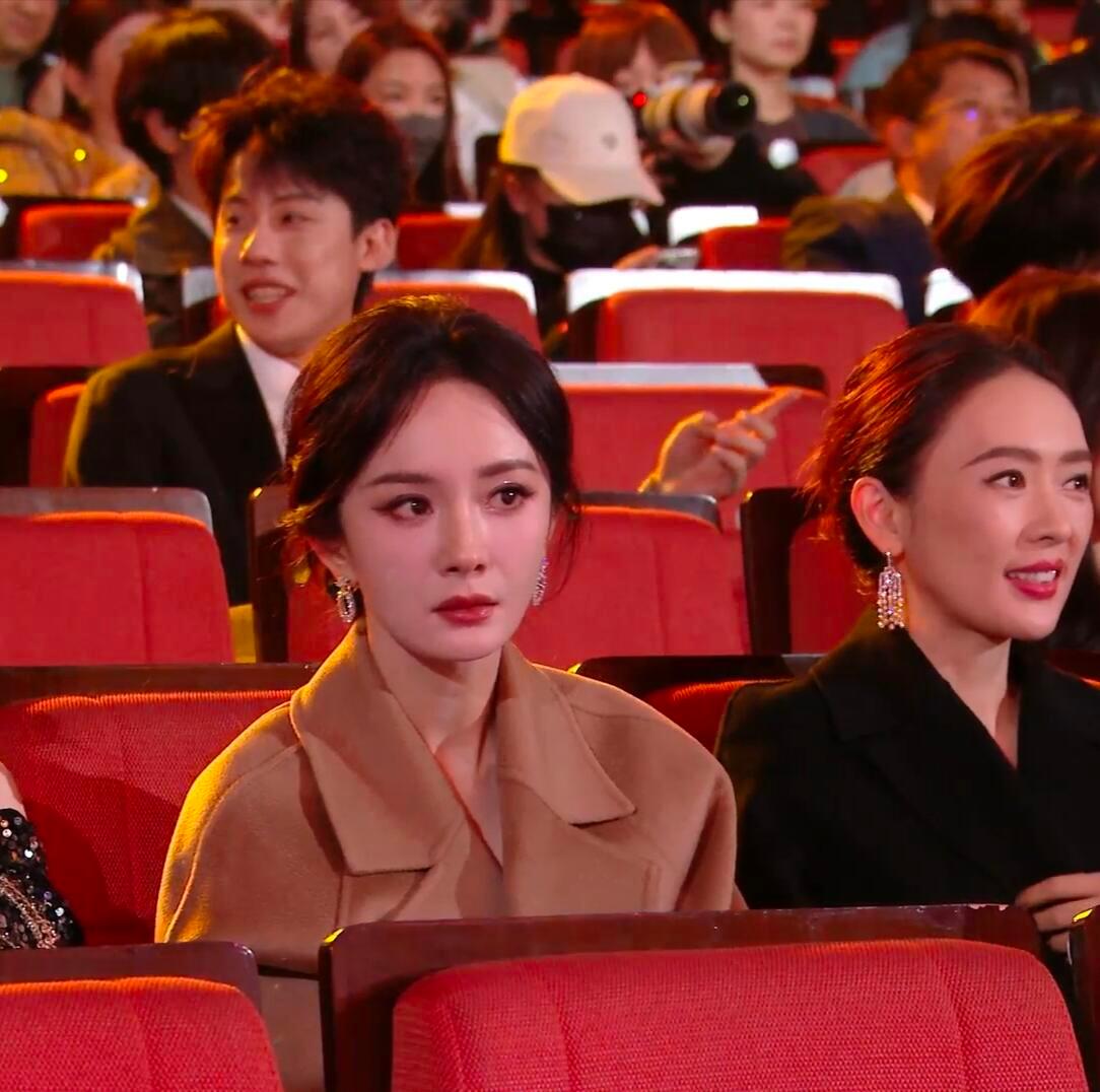 我真的完全挪不开眼睛……​​​