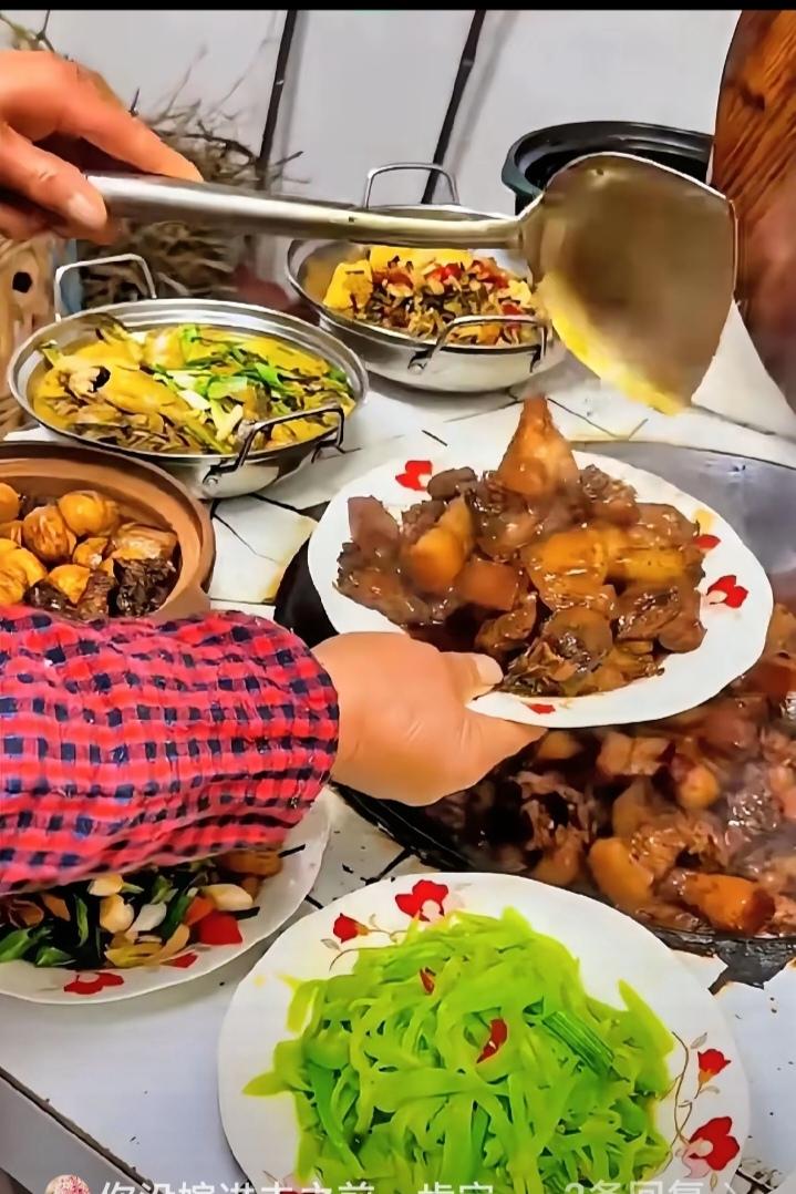 过年了，我最佩服的人就是妯娌大嫂。嫁进门26年，愣是一次都没回婆家过年。每逢