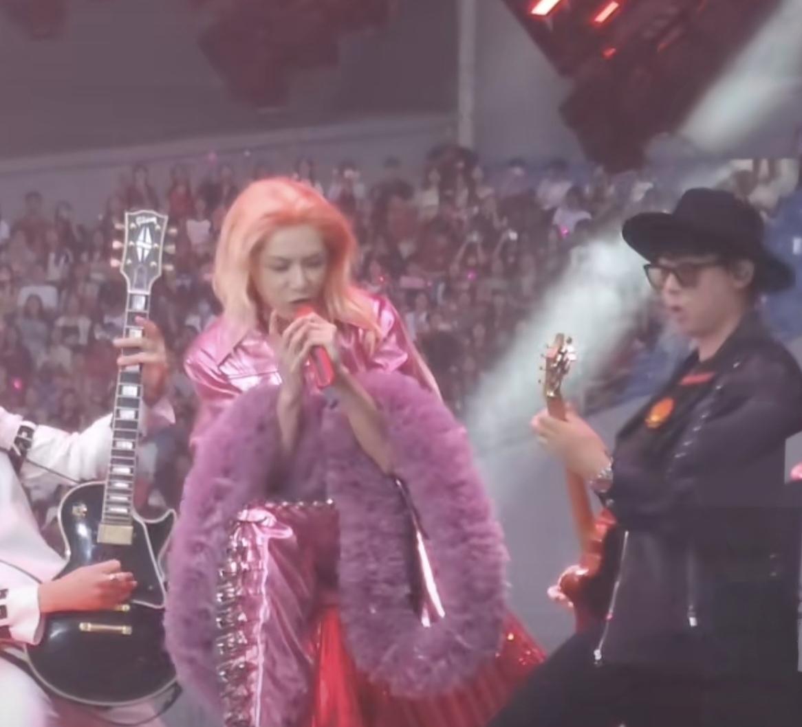 华晨宇这是受了什么打击了吗？怎么把自己打扮成这样！真的搞不懂张碧晨是怎么看上