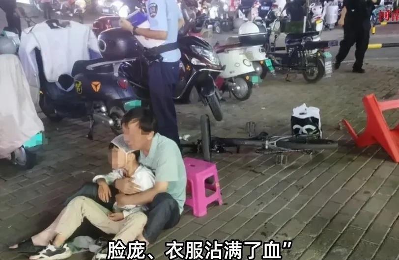 云南昆明，8岁男孩，骑自行车路过一家火锅店，被一醉酒男子一凳子砸在头上，男孩头骨