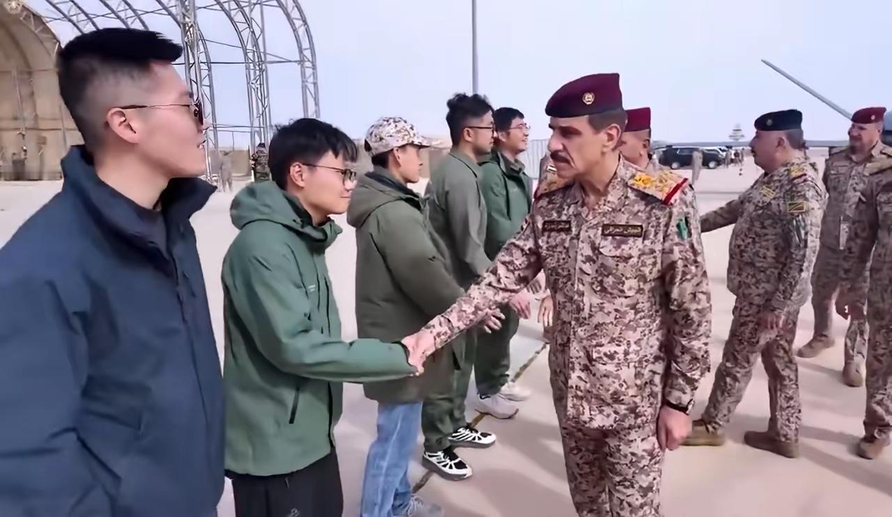 伊拉克陆军司令视察彩虹-5，中方工程师列队欢迎，各个笑容满面！2026年初，