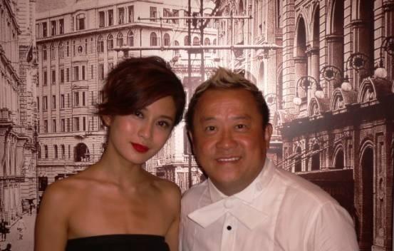 那夜，21岁的曾志伟摆了100多桌酒席，把18岁的王美华娶进门，新婚之夜，王美华