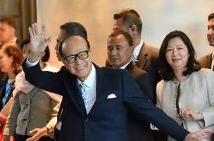 李嘉诚果断大规模抛售英国资产，可能是已经嗅到了不同寻常的危机感！据每日经济新闻