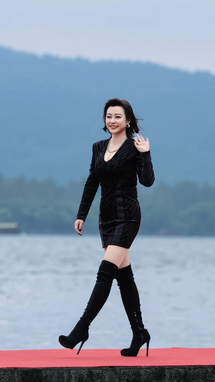 红毯INGI郝蕾第八届浙江国际青年电影周红毯进行时，演员郝蕾来了！这个身材太绝了