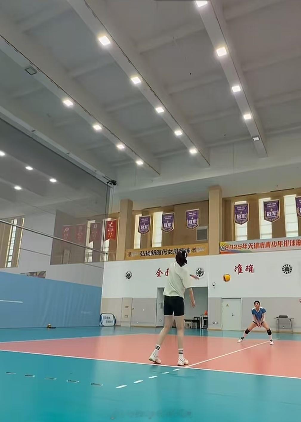 李盈莹开始有球训练。中国女排