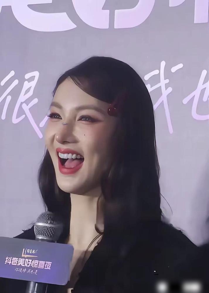 金晨估计做了幼态脸，距离上次变脸不到2个月，这回总不能甩锅给妆容吧？最近看她