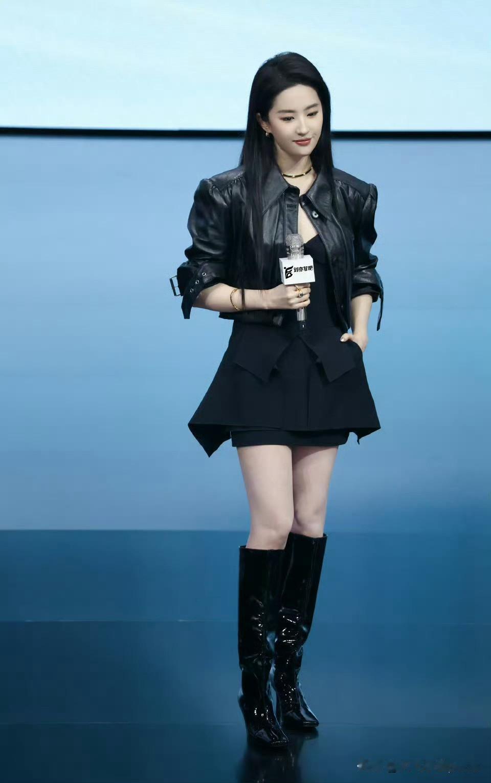刘亦菲这身全黑造型真是把酷和美完美融合！皮质短外套搭配短裙和长筒靴，又飒又性感