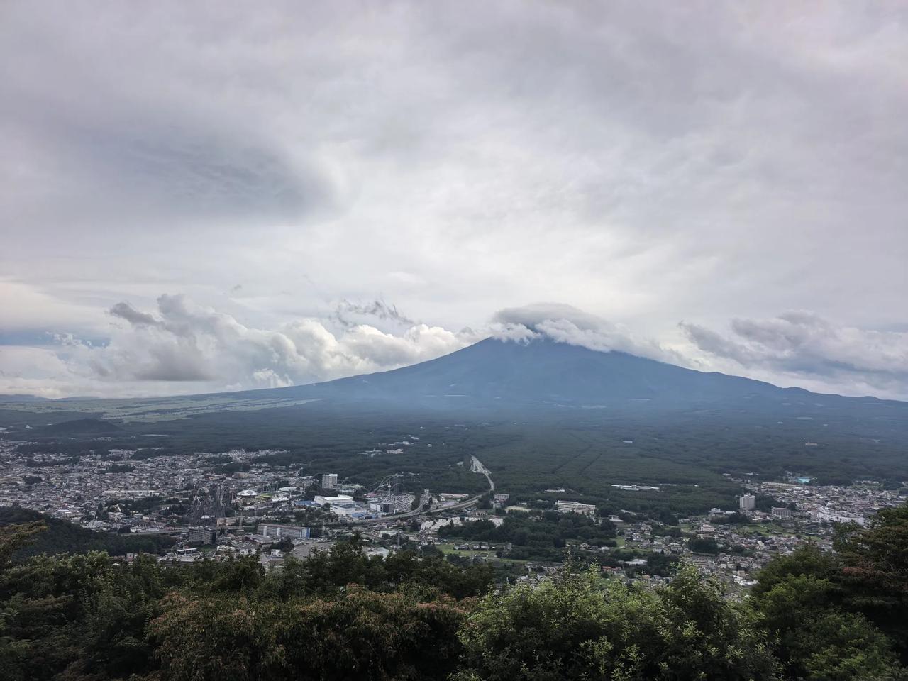 游玩日本大阪印象。第一张图是富士山，天气阴沉，如果是天气晴朗的话，照出来的效