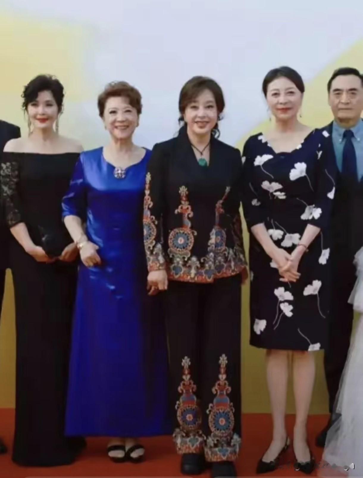 田岷，王馥荔，刘晓庆和岳红几位女演员站在一起，年龄最大的王馥荔70多岁，年龄最小