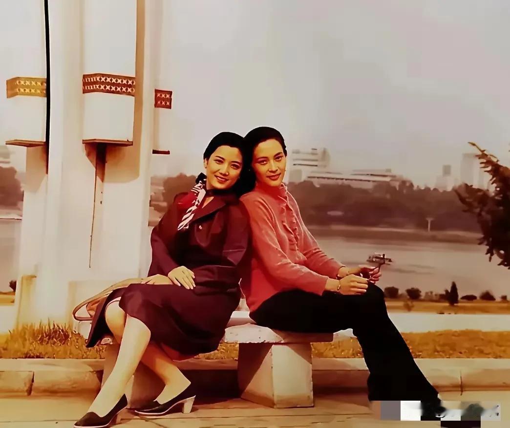 她俩在80年代可是家喻户晓的明星，电影画报、挂历、《大众电影》等杂志画刊都不乏她