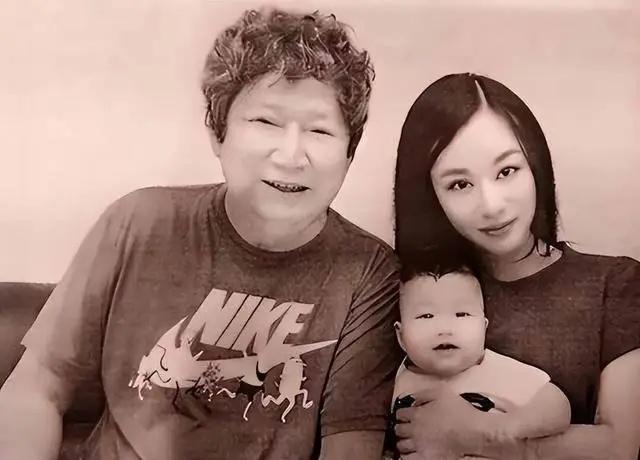 “传奇慈善家”李春平离世消息被澄清后续儿子生母韩铠伊透露重要细节，目前所在地曝