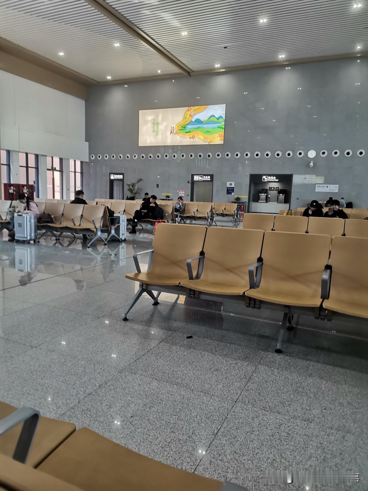 这高铁站真冷清，感受不到一点春运的味道，拥挤，喧嚣，统统没有，只有静静的等候。
