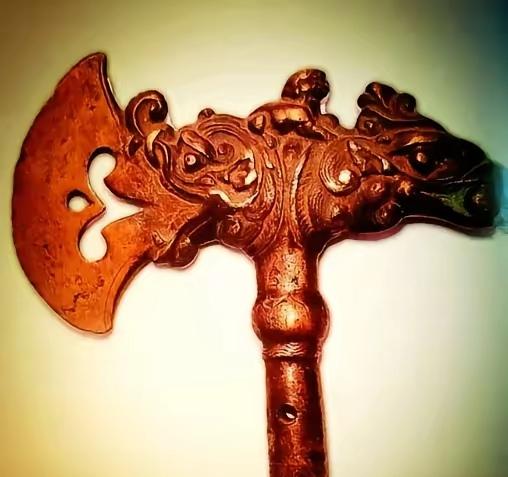 1968年，内蒙古一村民打猎，追赶野兔进了一座山洞，竟发现一把金斧头，正要去捡时