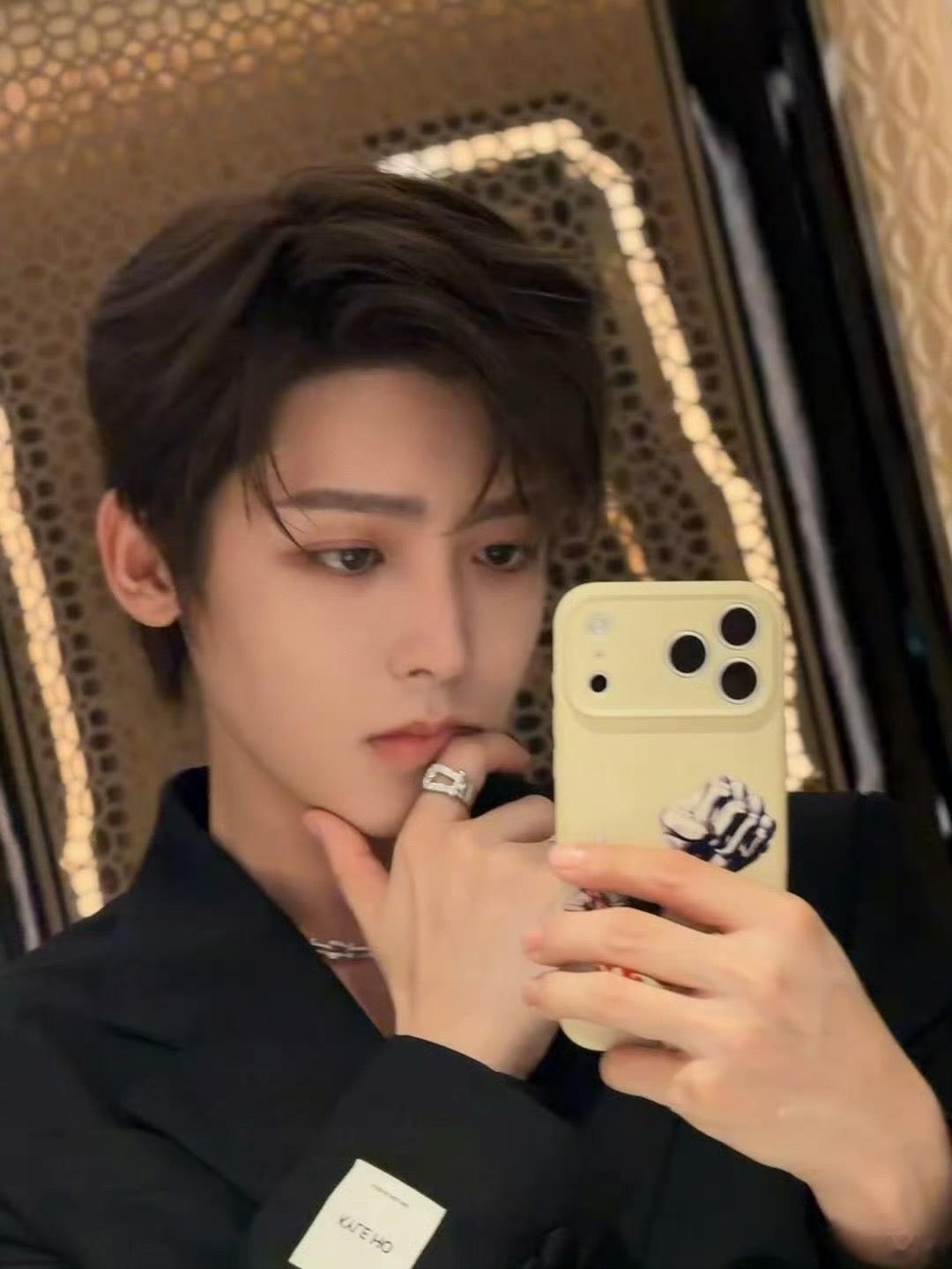 侯明昊直播侯明昊在直播里就是行走的魅力发射机！他分享日常的时候特别可爱，认真回