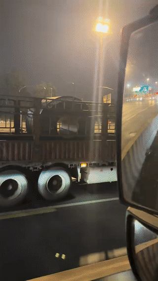 这个货车司机真是为了挣钱不要命！他不但用自己的货车拉了钢卷。而且在上面竟然还