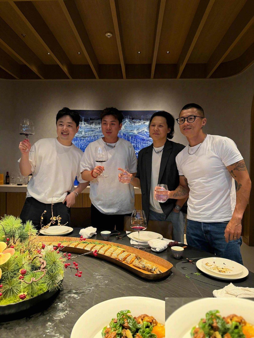 陈震和刘雨鑫坐一块儿吃鲁菜，这事儿挺有意思。一个车圈顶流，阅车无数；一个美食探店