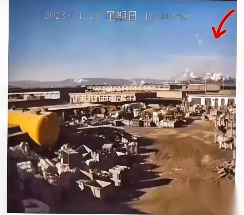 谁能想到平时闷得像块砖的王工藏着个“保命招”？上周车间管道炸了，领导