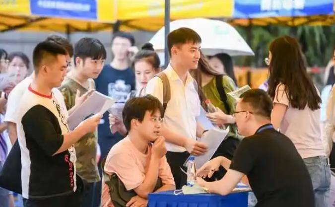 据说2025年有1200多万大学生毕业，他们都找到工作了吗？先给大家说句实在