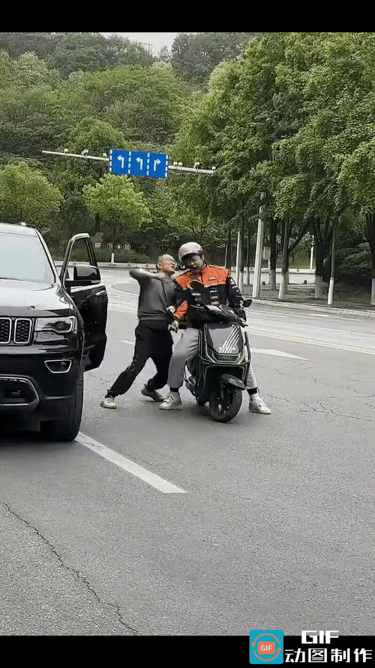 越野车司机刮蹭后殴打外卖小哥，路人拍下全程引众怒一辆越野车与外卖小哥发生刮