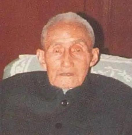 1949年，原79军军长被俘虏后决定自尽，但想到自己那20岁的妻子，他这