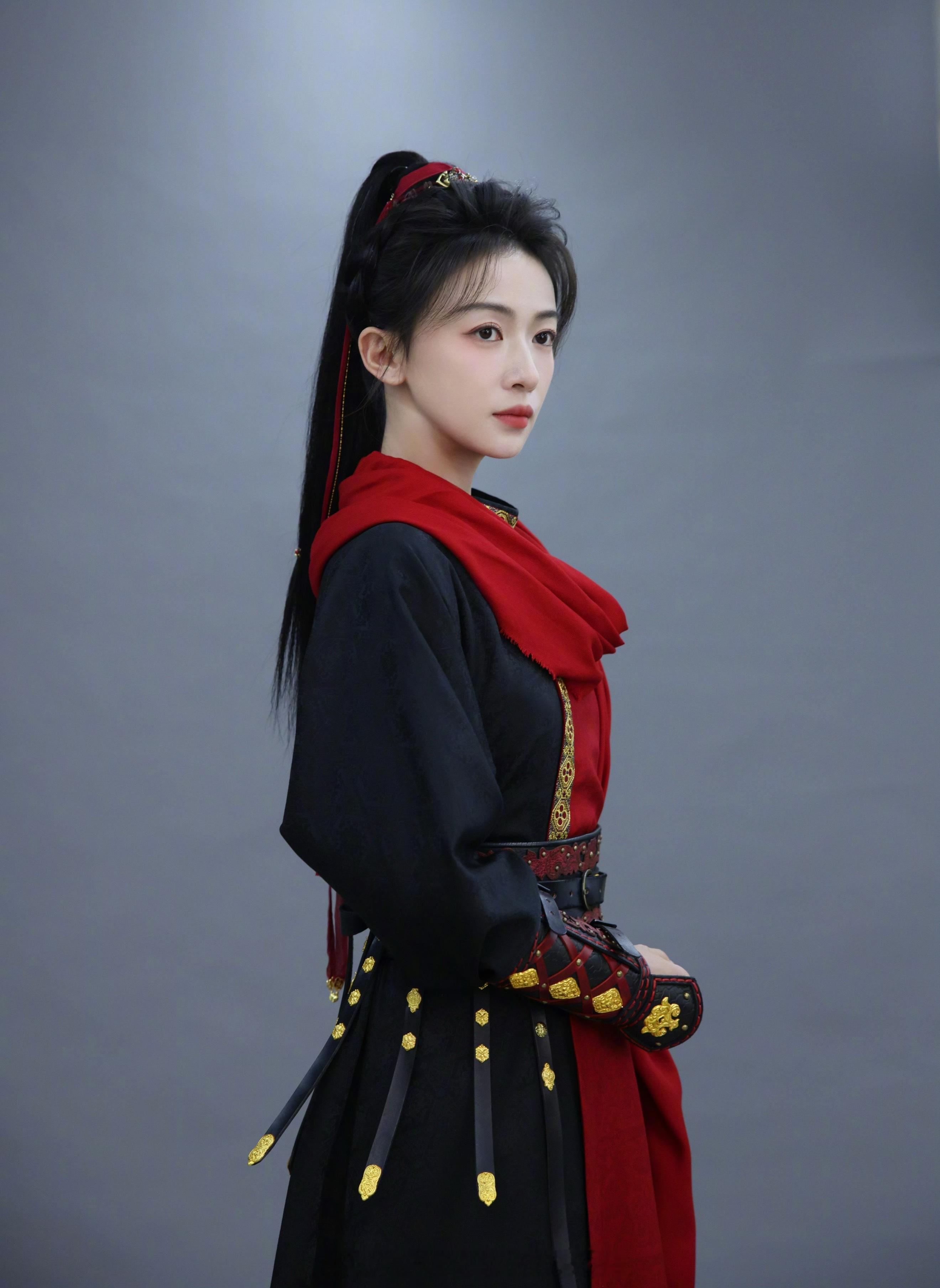 于正晒吴谨言新剧海报吴谨言新剧《江山为聘》孟廷辉红衣高马尾海报，英姿飒爽！一看就