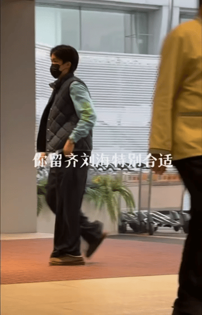 3.7日，王楚钦在北京出发，前往重庆。今天一早王楚钦到达北京机场，仍然是vi