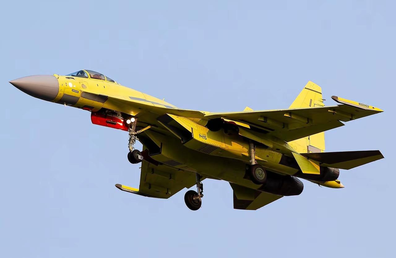 沈飞新黄皮机歼16。在进气道侧面有一个数字，非常有信息含量：1415。